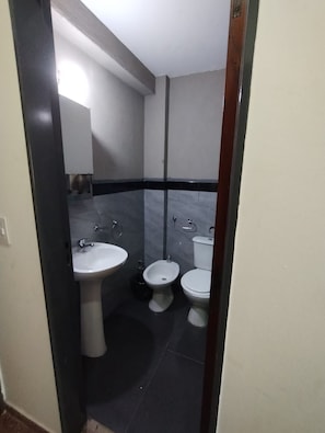 Bathroom - santablacksuites (santa teresita)