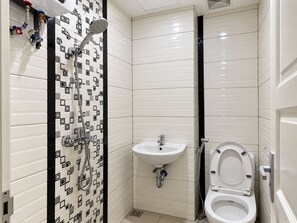 Bathroom - OYO 95443 Gunung Sahari Residence (Jakarta)