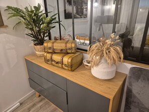 A wooden console table with two vintage-style trunks and a potted plant. - Suite 'La chambre du Petit loft' (Baguer-Pican)