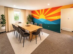 Meeting facility - Perfect 5-bedroom house with Hottub, movie, and game room in lovely Denver (Denver)