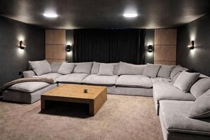 Interior - Perfect 5-bedroom house with Hottub, movie, and game room in lovely Denver (Denver)