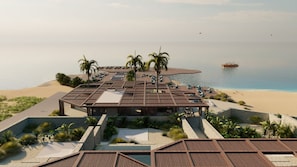Ein Resort mit Poolbereich, Liegestühlen und Blick auf Strand und Meer.