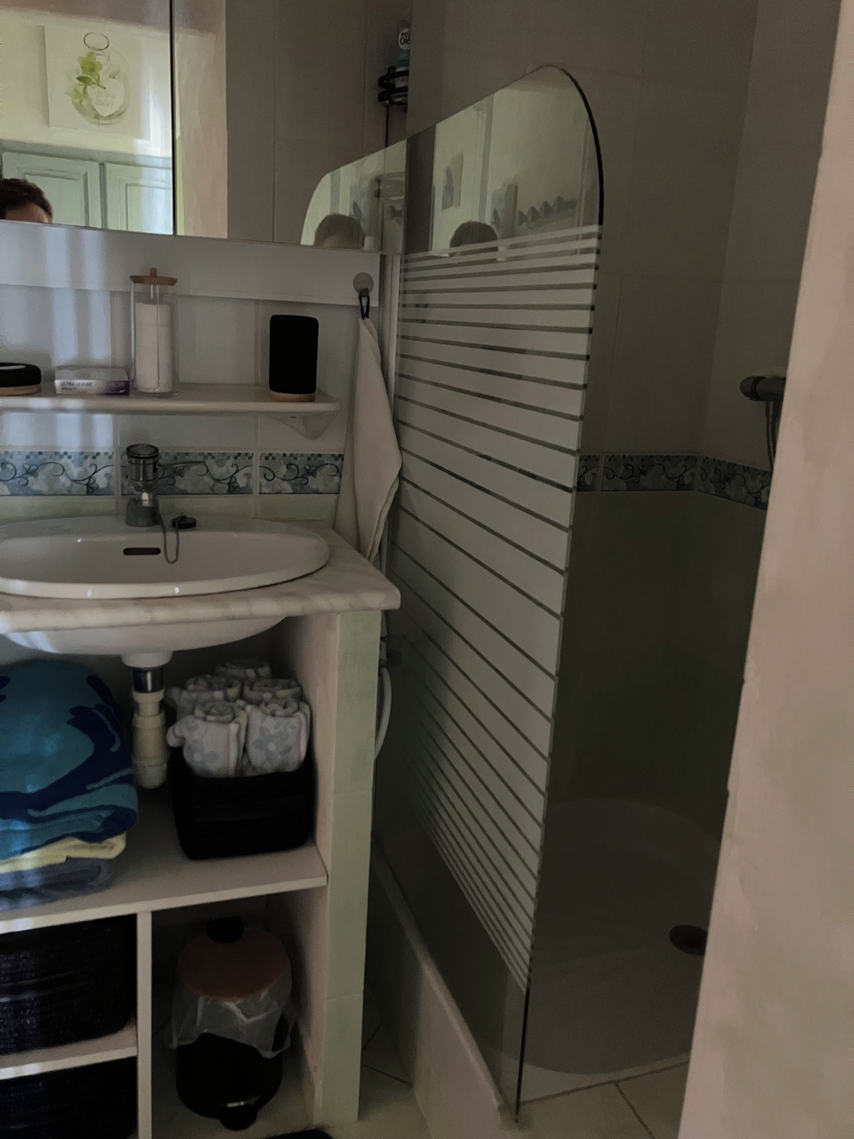 Un bagno con lavandino, toilette e doccia.