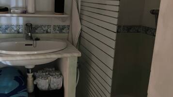 Un bagno con lavandino, toilette e doccia.