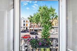 Interior - Lovely large one bedroom flat with a balcony (London)