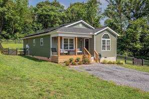 A single-story house with a porch, a covered outdoor seating area, and a small front yard. - Charming Mount Jackson Getaway (Mount Jackson)