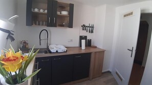 A compact kitchen with a sink, cabinets, and a countertop. - Apartment 'Monteurunterkünfte' with 4 Bedrooms, Wi-Fi, Parking, near Ulm and Stuttgart (Merklingen)