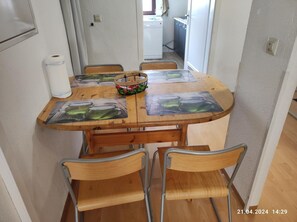Dining - Apartment 'Monteurunterkünfte' with 4 Bedrooms, Wi-Fi, Parking, near Ulm and Stuttgart (Merklingen)