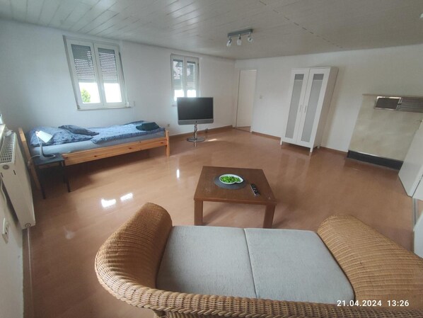 Room - Apartment 'Monteurunterkünfte' with 4 Bedrooms, Wi-Fi, Parking, near Ulm and Stuttgart (Merklingen)