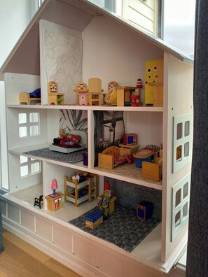 A dollhouse with multiple levels, each containing various furniture and accessories. - Cabin near Tveitafossen and Fitjarfjellet (Fitjar)