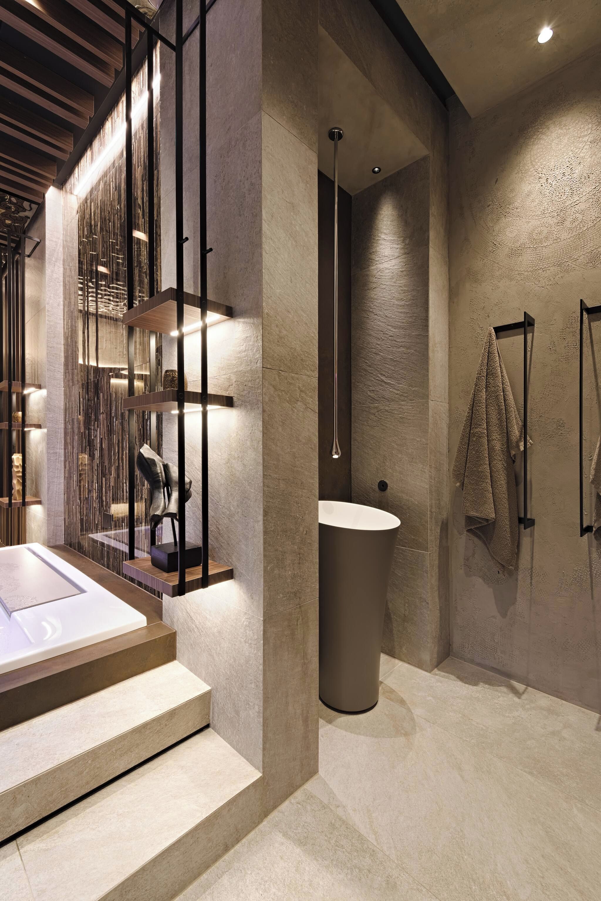 Un baño moderno con una bañera grande, zona de ducha separada y diseño minimalista.