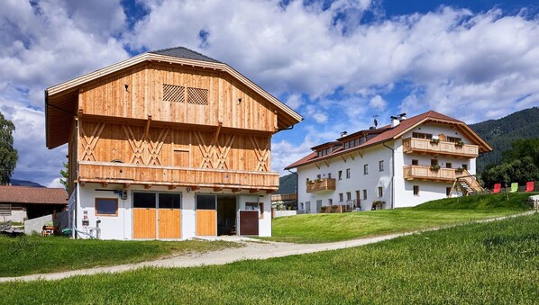 Exterior - Apartment 'Huberhof - Huiba' with Mountain View, Balcony and Wi-Fi (Santo Stefano)