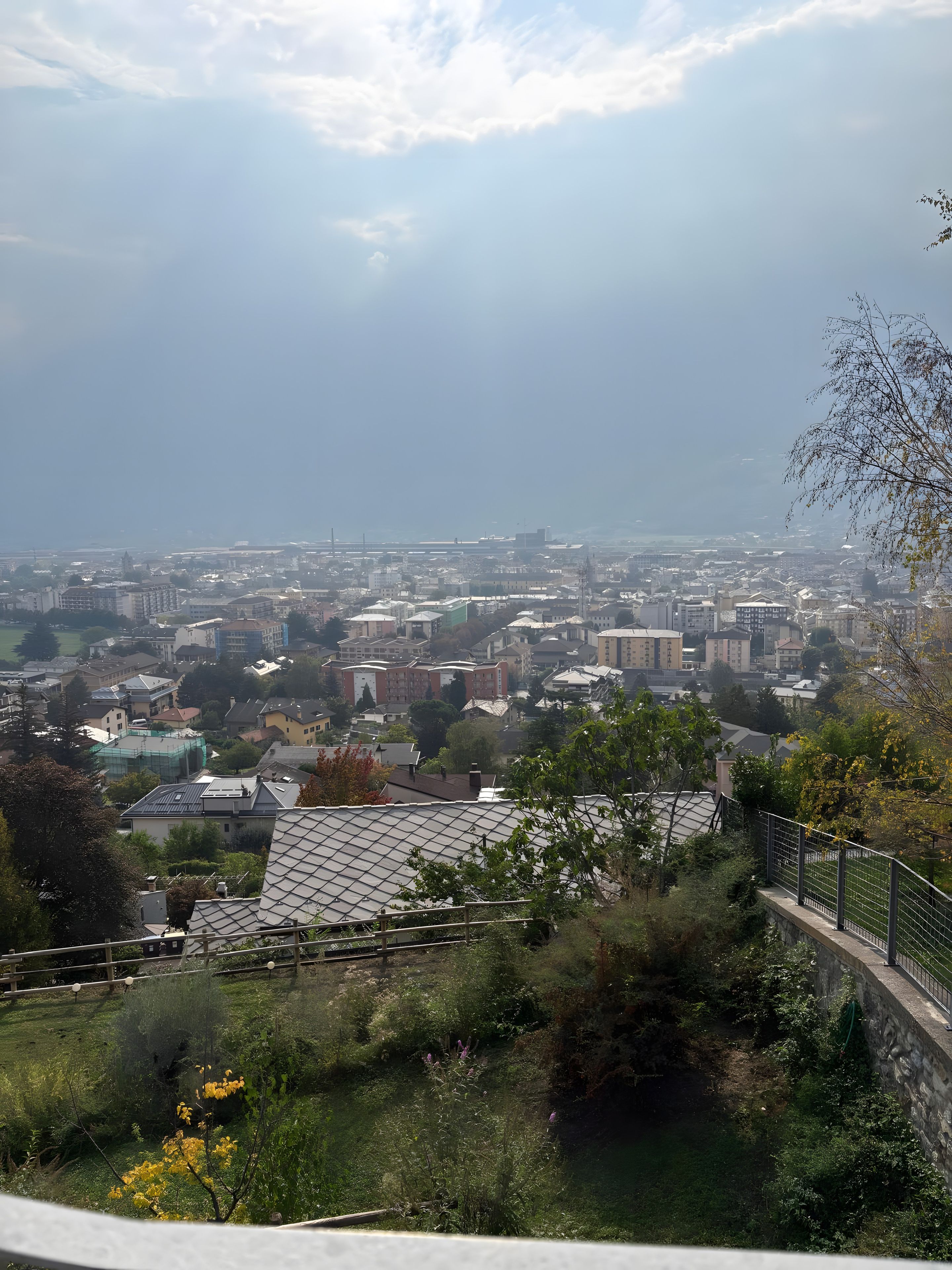 Un paysage urbain avec des bâtiments, un pont et de la verdure.