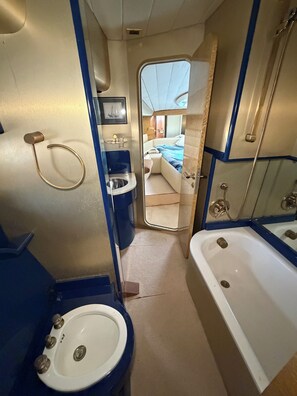 Bathroom - Vrbo Property (Melres)