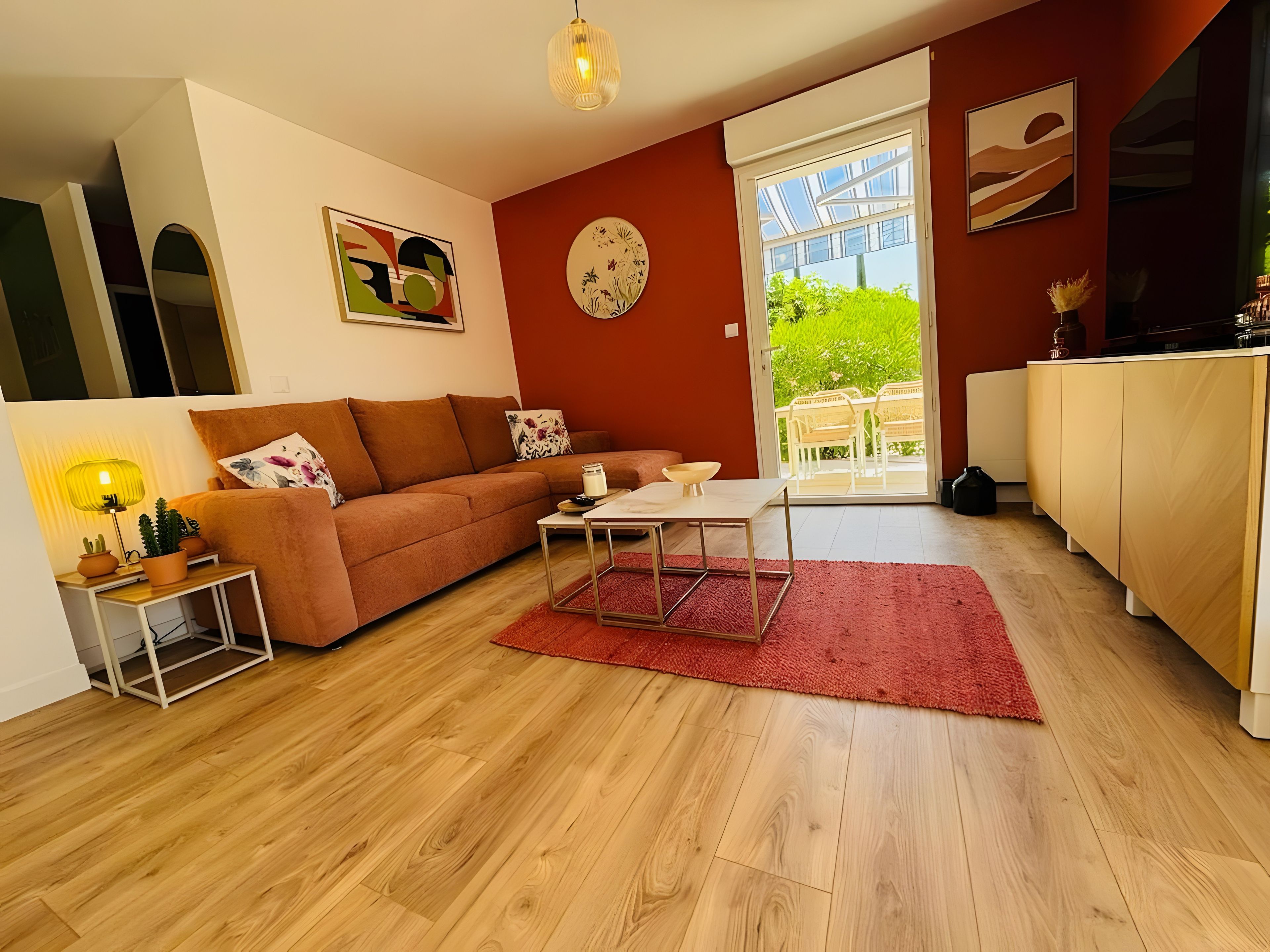 Ein Wohnzimmer mit einer Couch, einem Couchtisch und einem Essbereich mit Stühlen.
