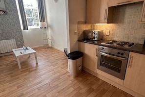 Private kitchen - Stylish 1-Bed Apartment | Central Yeovil | Sleeps 4 | Double or Twin (Yeovil)