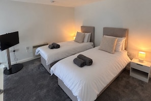 Room - Stylish 1-Bed Apartment | Central Yeovil | Sleeps 4 | Double or Twin (Yeovil)