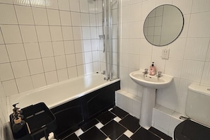 Bathroom - Stylish 1-Bed Apartment | Central Yeovil | Sleeps 4 | Double or Twin (Yeovil)