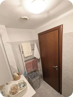 Bathroom - Vrbo Property (Milano)