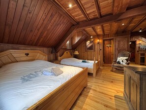 A cozy attic bedroom with two wooden beds, a chair, and a dresser. - Charming chalet mountain view - 12 guests (Villard-de-Lans)