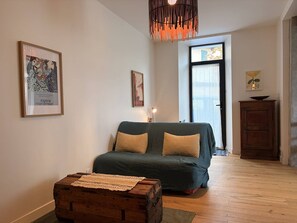 A room with a bed, a wooden chest, and artwork on the walls. - Cozy apartment in Villard-de-Lans - 6 guests (Villard-de-Lans)