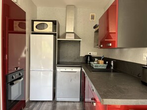 A compact kitchen with a refrigerator, oven, microwave, and dishwasher. - Cozy apartment mountain view - 4 guests (Villard-de-Lans)