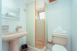 A bathroom with a sink, toilet, and shower area. - Hotel Francisco de Aguirre Costa (La serena)