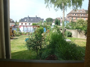 A residential area with houses, a grassy yard, and a tree. - Wagner Ferien Apartments (Essen)