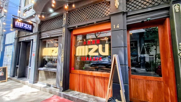 A restaurant named Mizu with a wooden facade and large windows. - Farani (Rio de Janeiro)