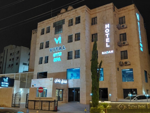 Un edificio con un letrero que indica 'VITAL GYM SPA' y 'HOTEL BADAN', mostrando un hotel y un gimnasio spa.