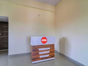 Una taquilla amb acabat de fusta i un logotip circular vermell.