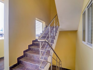 Una escalera con barandillas de metal y una ventana en la parte superior.