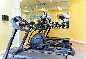 Ein Fitnessstudio mit Laufbändern und Trainingsgeräten.