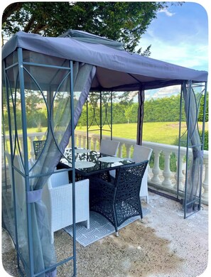 Outdoor dining - Vrbo Property (La Celle-Guenand)