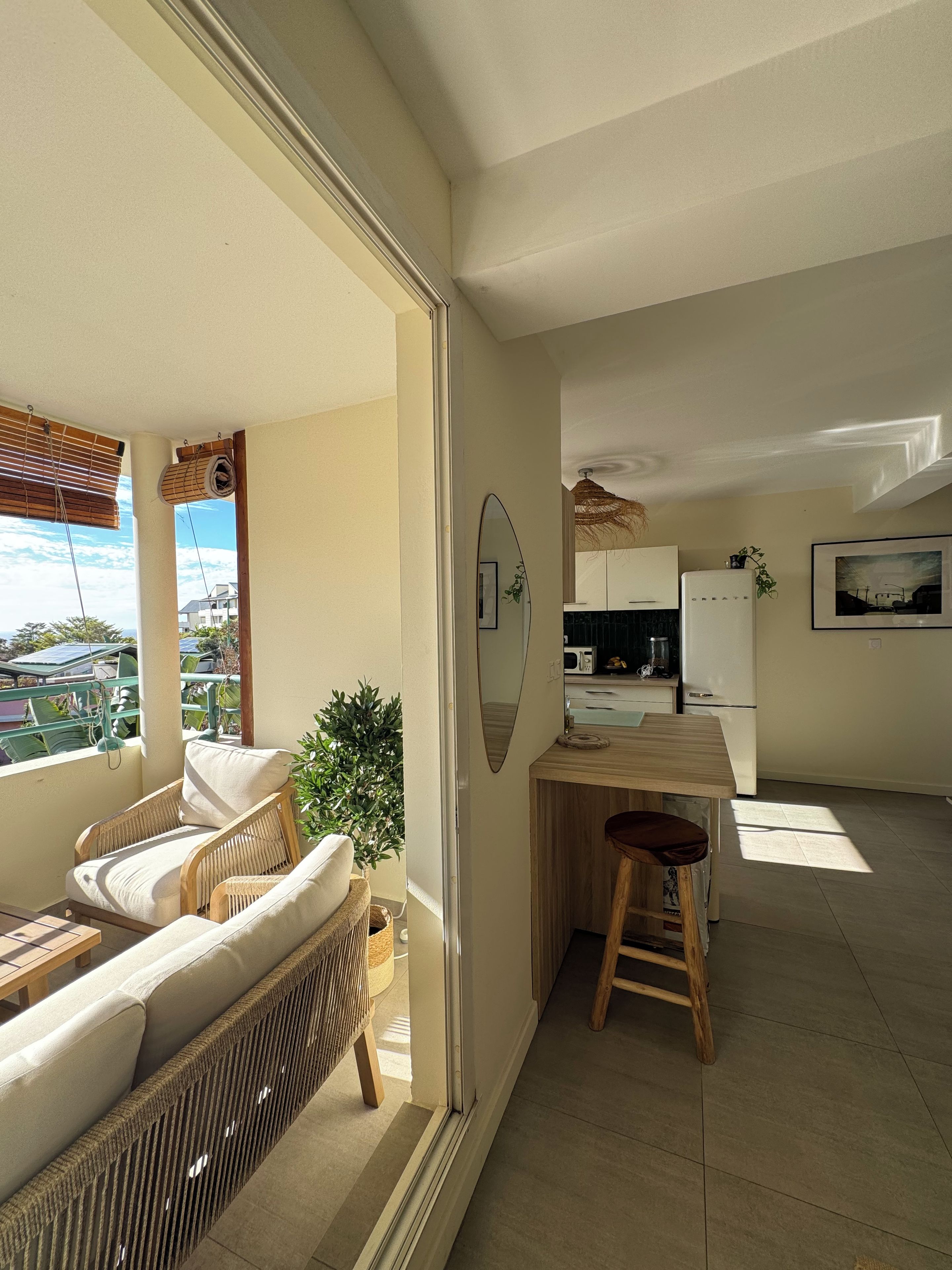 Un appartement moderne doté d’un balcon, d’un coin repas et d’une cuisine.