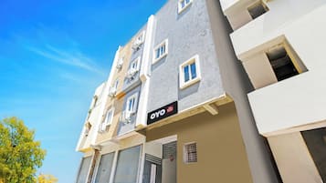 Ein mehrstöckiges Hotelgebäude mit einem Schild, das es als OYO Hotel RBS Square Inn kennzeichnet.