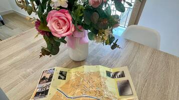 Un mapa del trazado de calles de una ciudad con un florero sobre una mesa.