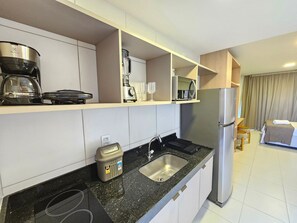 A modern kitchen with a built-in coffee maker, a blender, and a refrigerator. - Makai Acqua Resort (Ipojuca)