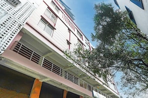 A multi-story building with balconies and a flag. - Hotel O Vaishnavi Inn (Hyderabad)