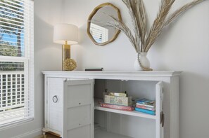 A white console table with a lamp, a mirror, and a vase with dried plants. - Gulf View, Great Location, Pool, Hot Tub, Tennis (Santa Rosa Beach)