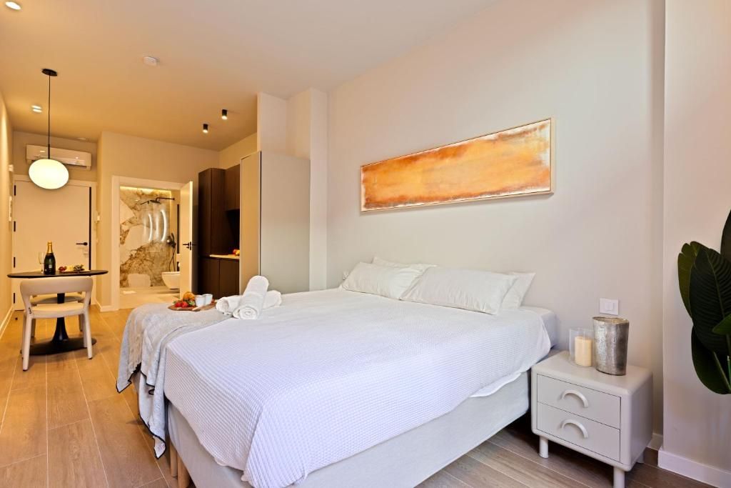 Een moderne hotelkamer met een groot bed, een bureau en een kunstwerk aan de muur.
