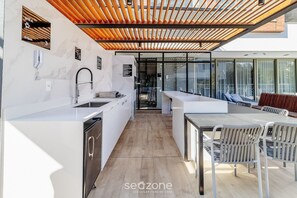 A modern kitchen with a built-in dishwasher, a sink, and a wooden ceiling. - Apt. in Condo. w/ Pool and City View Ssl0114 (Florianópolis)