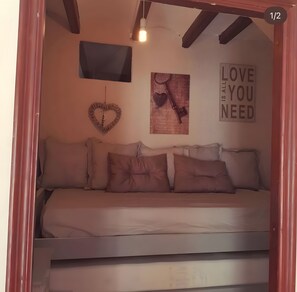 Room - Country House 'La Creu' in the mountains with terrace (Alpatró)