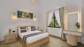 Une chambre d’hôtel avec un lit, des tables de chevet, un bureau avec un miroir, une fenêtre avec des rideaux et un tableau représentant des lions.