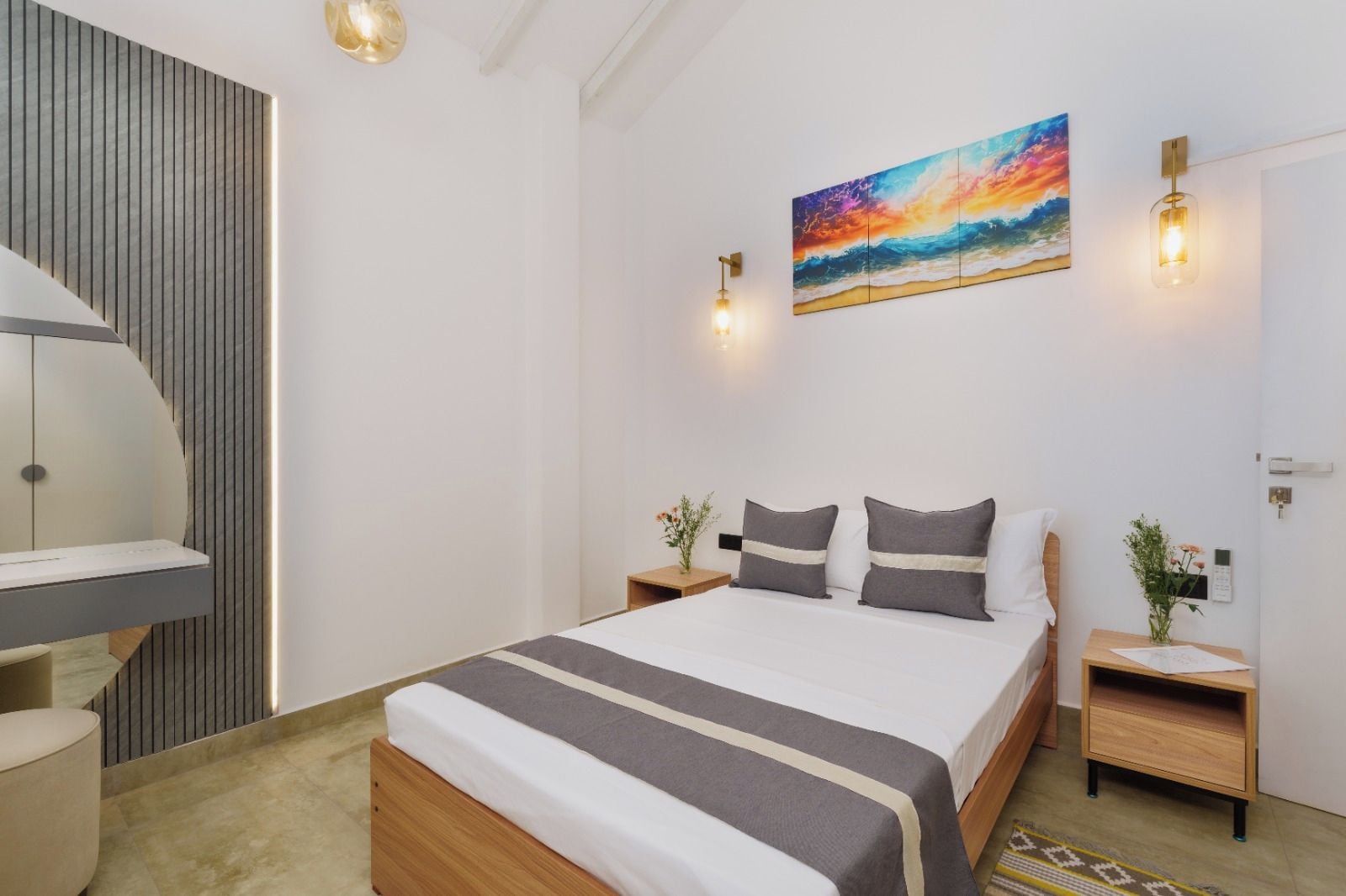 Ein modernes Schlafzimmer mit Bett, Nachttischen, einem Wandbild und einer eingebauten Ablagefläche.