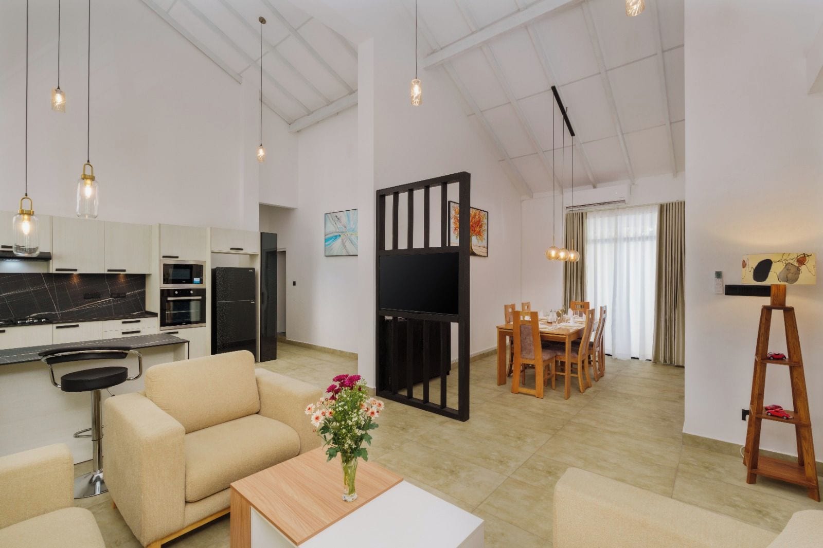 Un espacio moderno para vivir con sofá, mesa de comedor y zona de cocina.