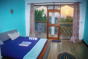 Une chambre à coucher avec un lit, une fenêtre et une vue sur l’extérieur.