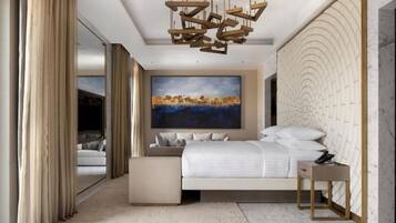 Un dormitorio moderno con una cama grande, un cuadro en la pared y una lámpara de techo original.