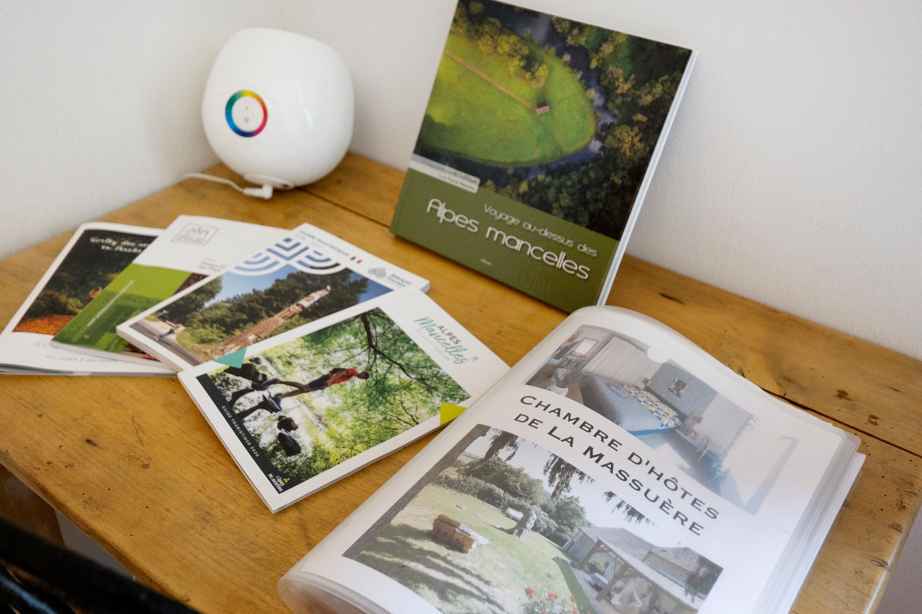 Une brochure intitulée « Alpes-Mancelles », présentant une vue panoramique d’une région montagneuse.