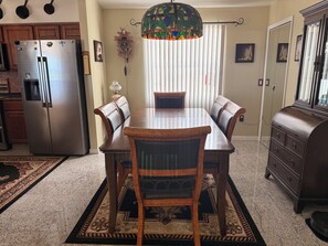 Dining - Serenity Stay Tarpon Springs is a 3-bedroom 3 bath house with AC (Tarpon Springs)